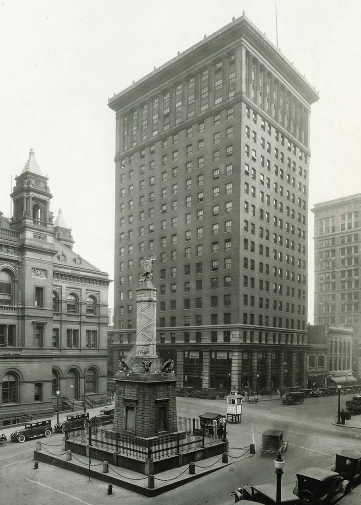 Munsey Building and the Battle Monument